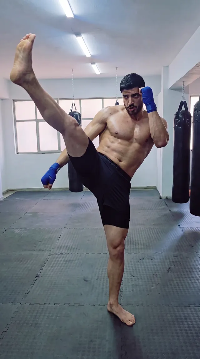 Ömer Hoca yüksek tekme atıyor