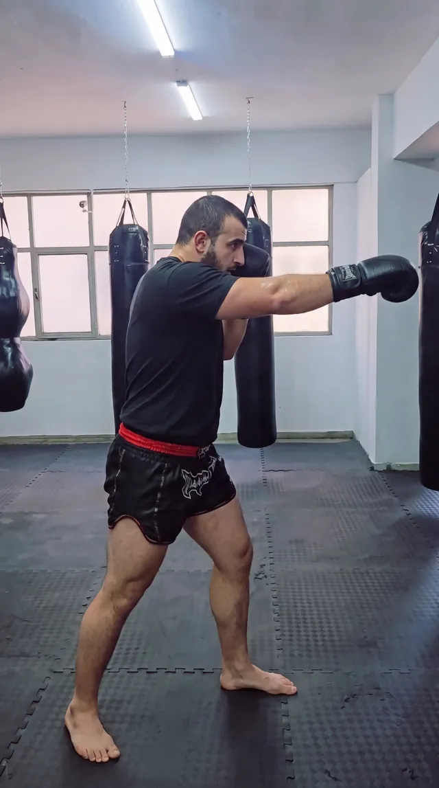 Muhammet Ali Hoca yumruk atıyor