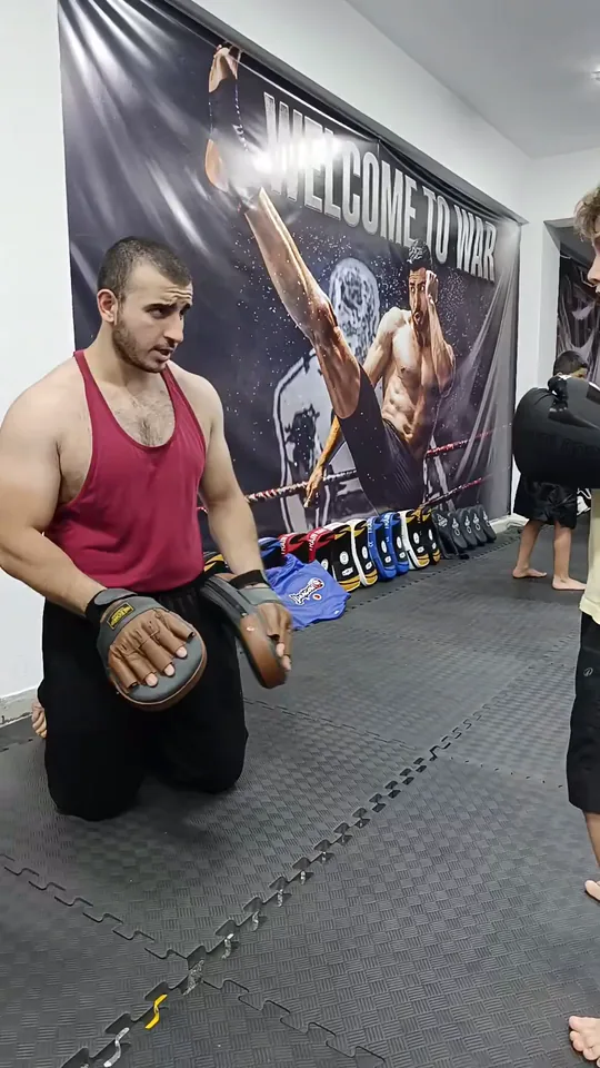 Hoca ellik tutuyor, bir çocuk tekme atıyor