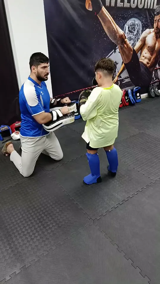 Hoca ellik tutarak bir çocuğa birebir ders veriyor