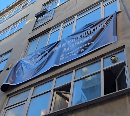 Binanın cephesinde War Kickboxing Academy afişi