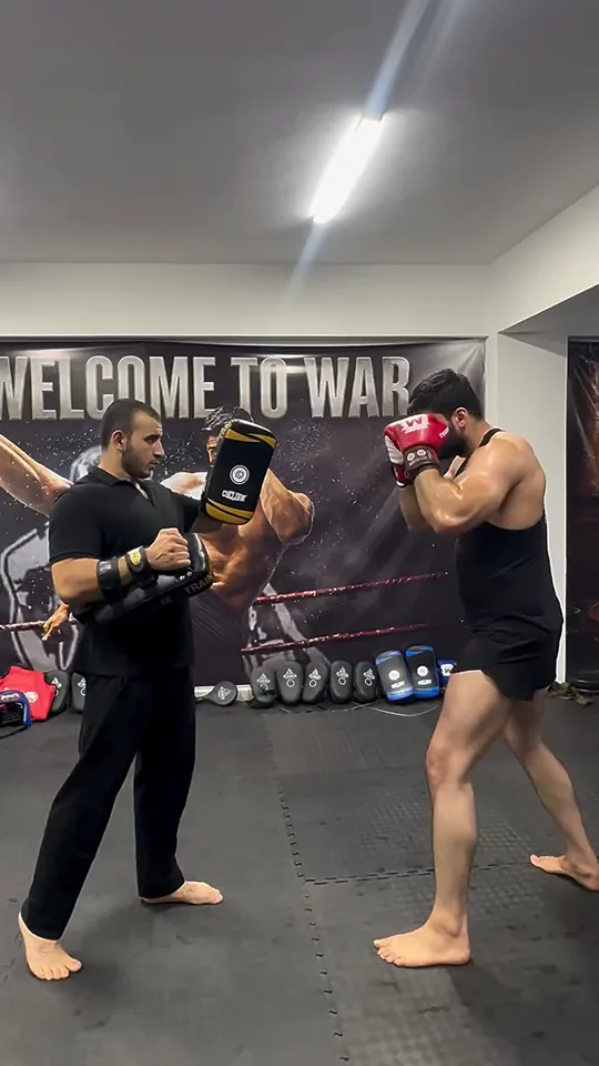 İki sporcu ringde sparring yapıyor