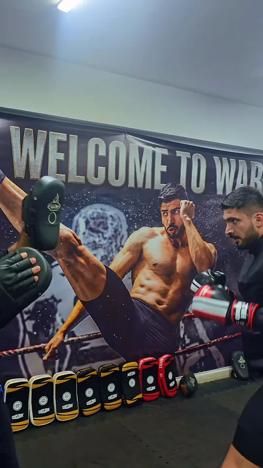 Bir sporcu hocayla birebir ellik çalışıyor