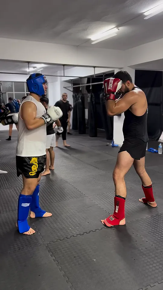 Kasklı iki sporcu sparring yapıyor