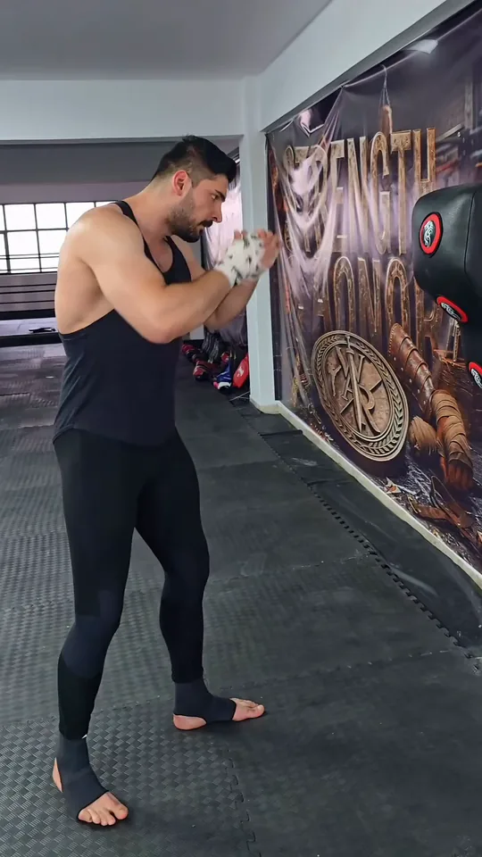 Hoca diz tekniğini gösteriyor