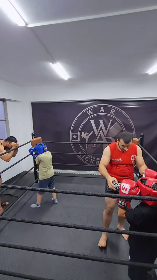 Ringde bir çocuk ve hocası